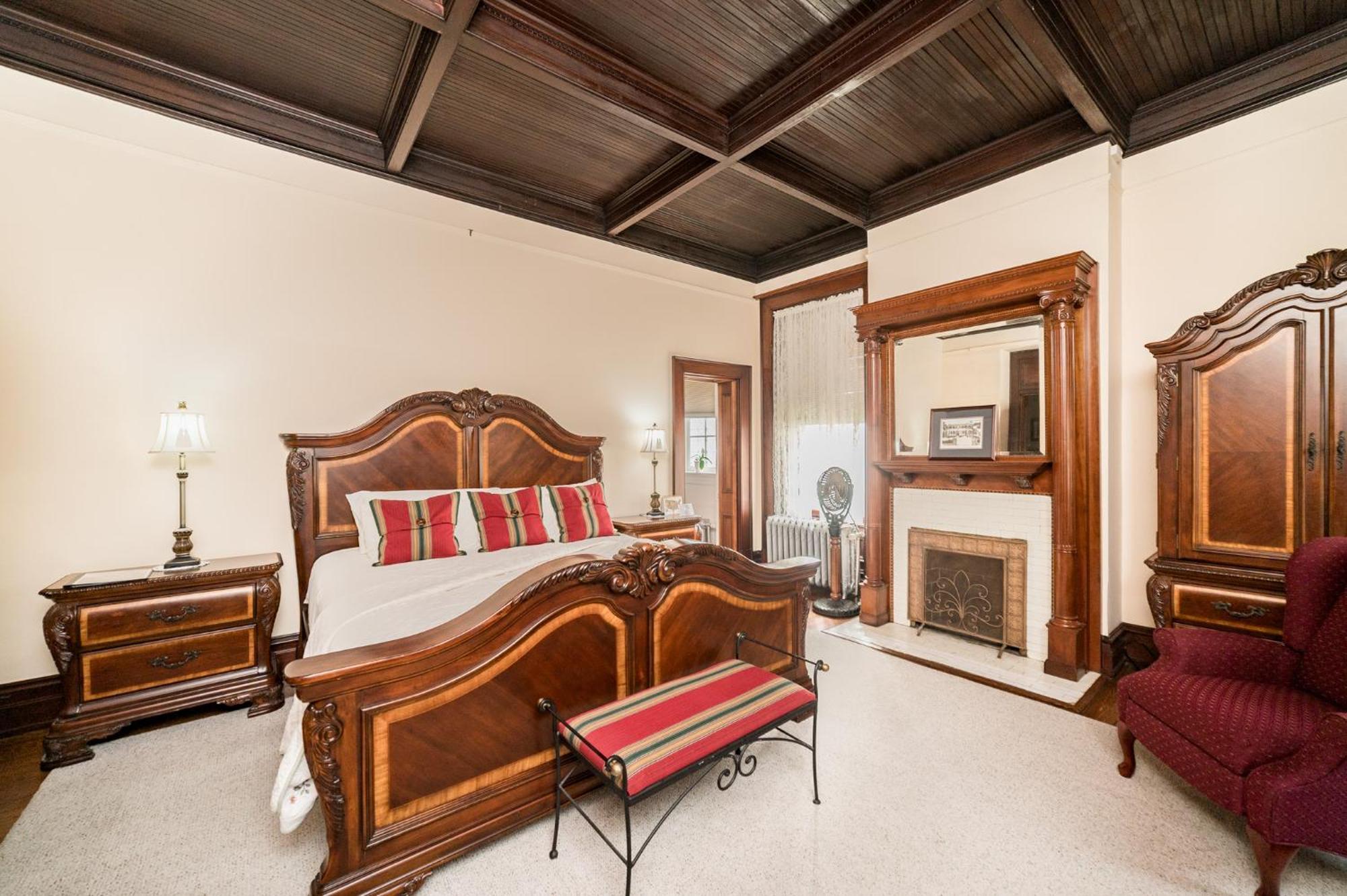 One Of These Nights - King Sized Bed - Sleeps 2 Hotel Lynchburg Buitenkant foto